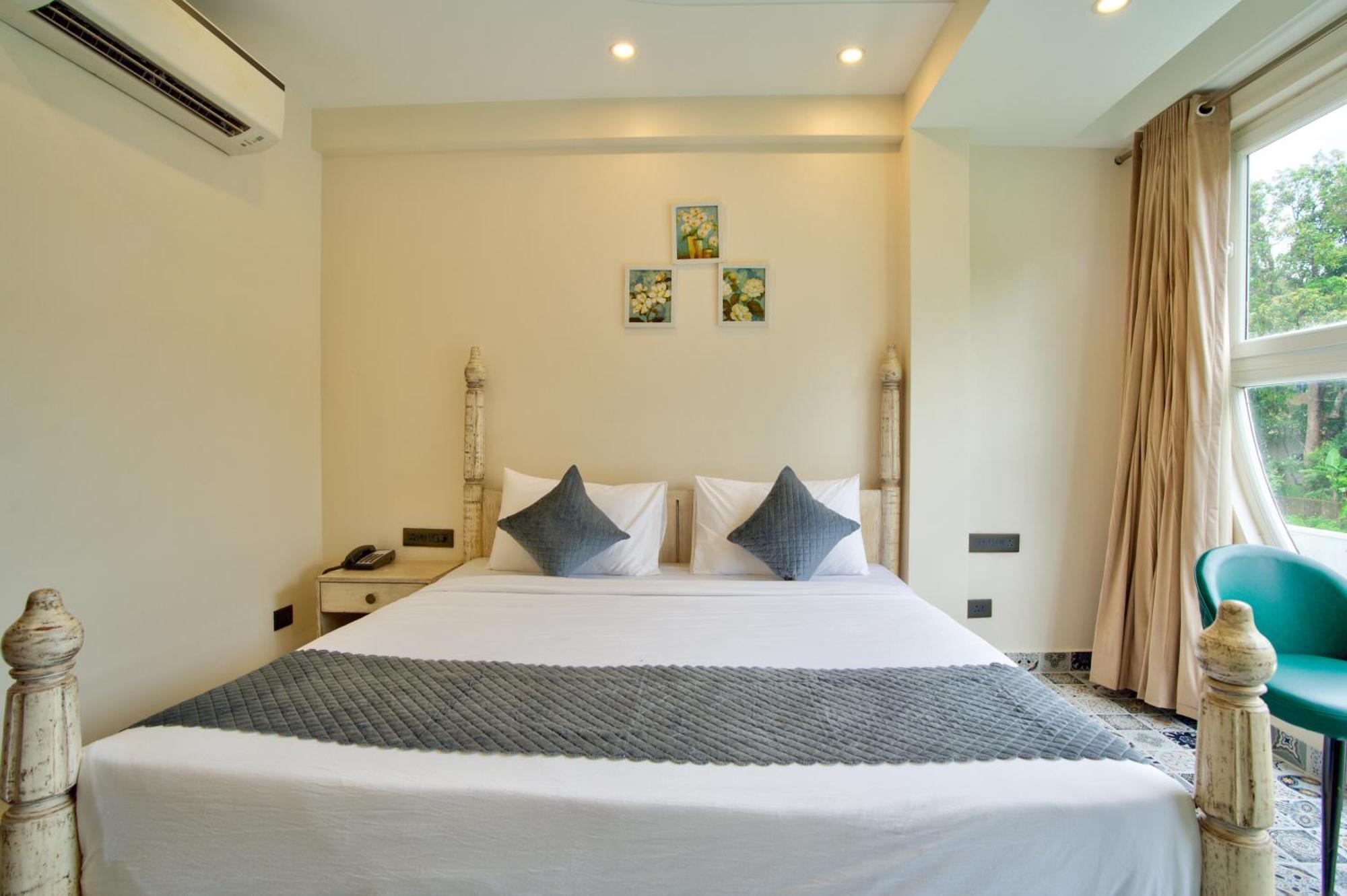 Goa Courtyard By The Porto Arpora Hotel Baga Exterior photo
