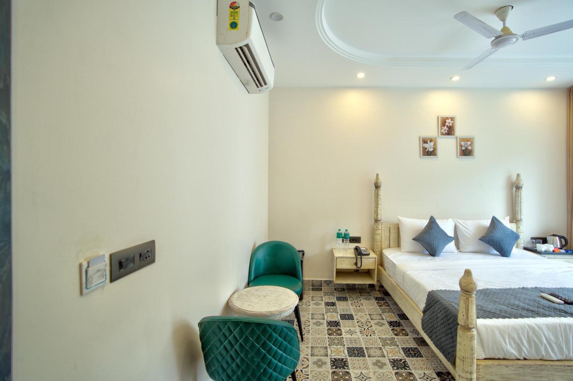 Goa Courtyard By The Porto Arpora Hotel Baga Exterior photo